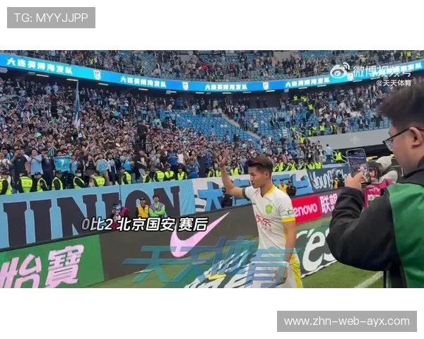 大连英博林良铭策动快速反击，前场连线犀利